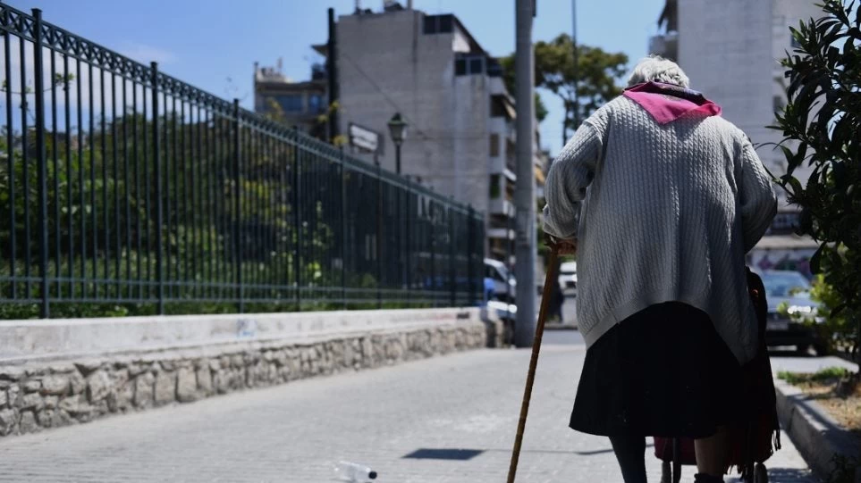 Αγρίνιο: Ηλικιωμένη έδωσε 1.300 ευρώ και οκτώ λίρες στους απατεώνες με τα τροχαία